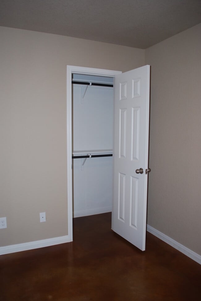 Building Photo - 1512 Dakota Ter