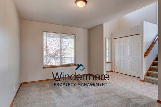 Building Photo - 4 Bedroom in Desirable Neighborhood
