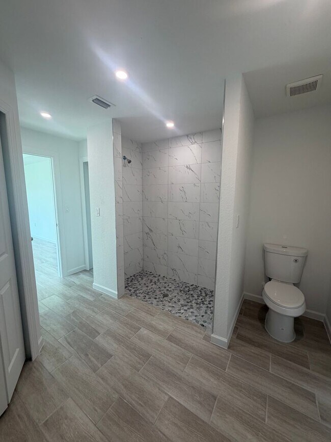 Building Photo - 1301 NE 11th Terrace