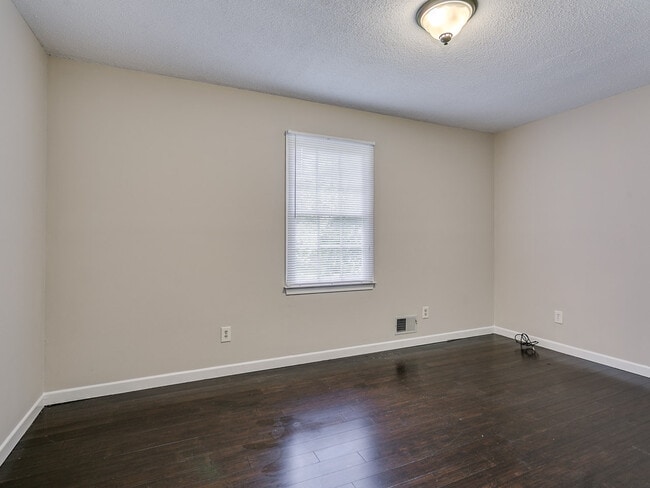 Building Photo - Spacious 3-Bed Home in District 6! Private...