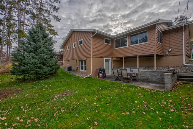 Building Photo - 2006 Pine St W