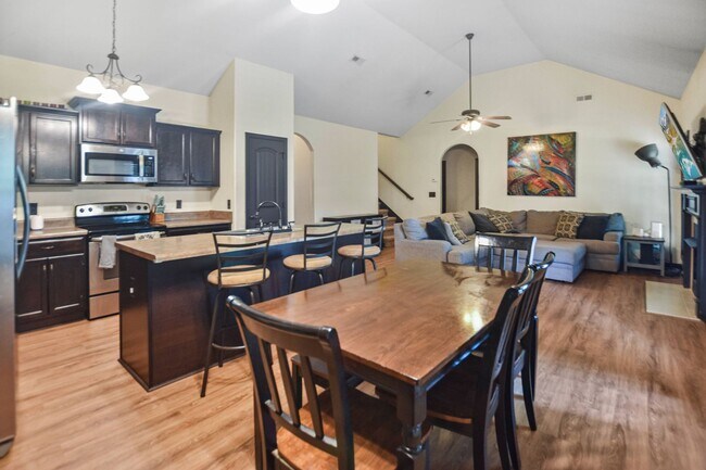 Building Photo - Pet Friendly Four Bedroom!
