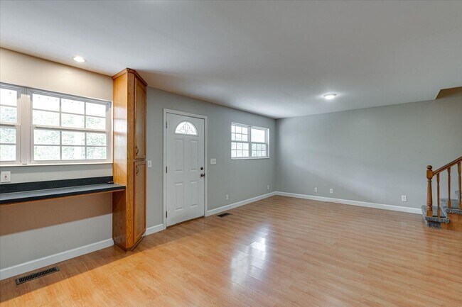 Building Photo - Charming 3-Bed / 2-Bath Home