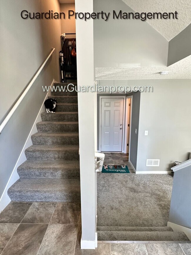 Building Photo - Champlin Town Home, Fireplace, 2 Car Garag...