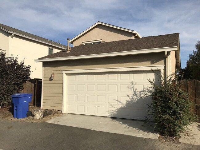 Building Photo - Two story in desirable north Turlock!