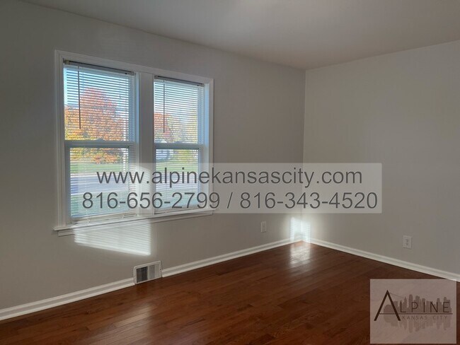 Building Photo - Spacious Gladstone Ranch!