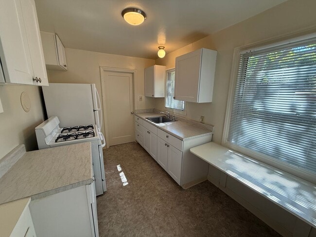 Building Photo - Downstairs one bedroom apartment available...