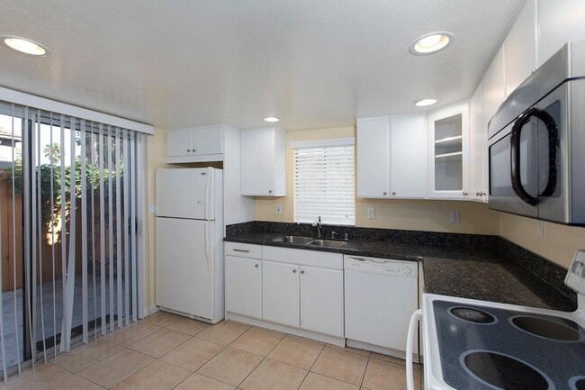 Building Photo - COMING SOON! 3BR Townhouse with Washer/Dry...