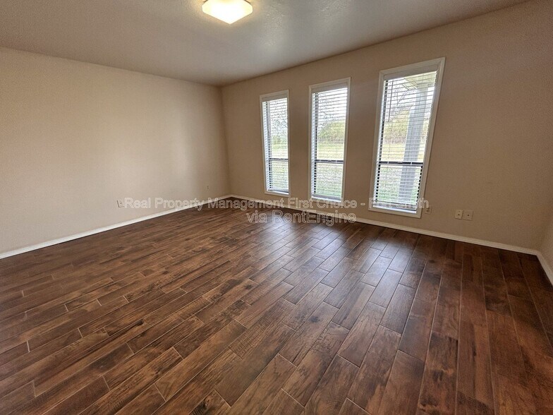 Building Photo - 9200 Rogers Ave