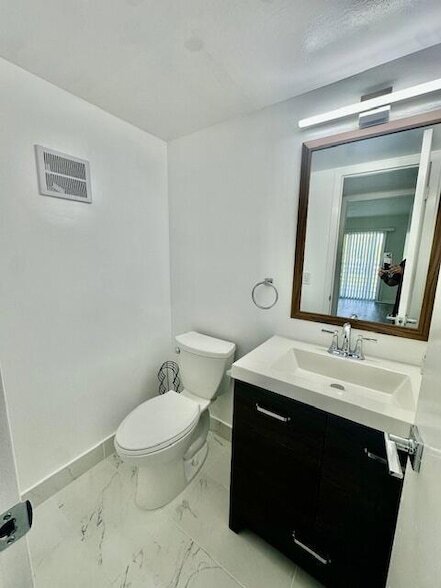 Building Photo - 3080 Cornwall D