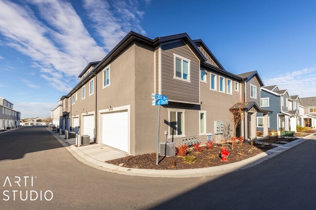 Building Photo - Beautiful Townhome in West Haven