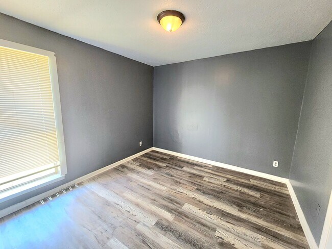 Building Photo - 3 bedroom/2bath  $1295/mth