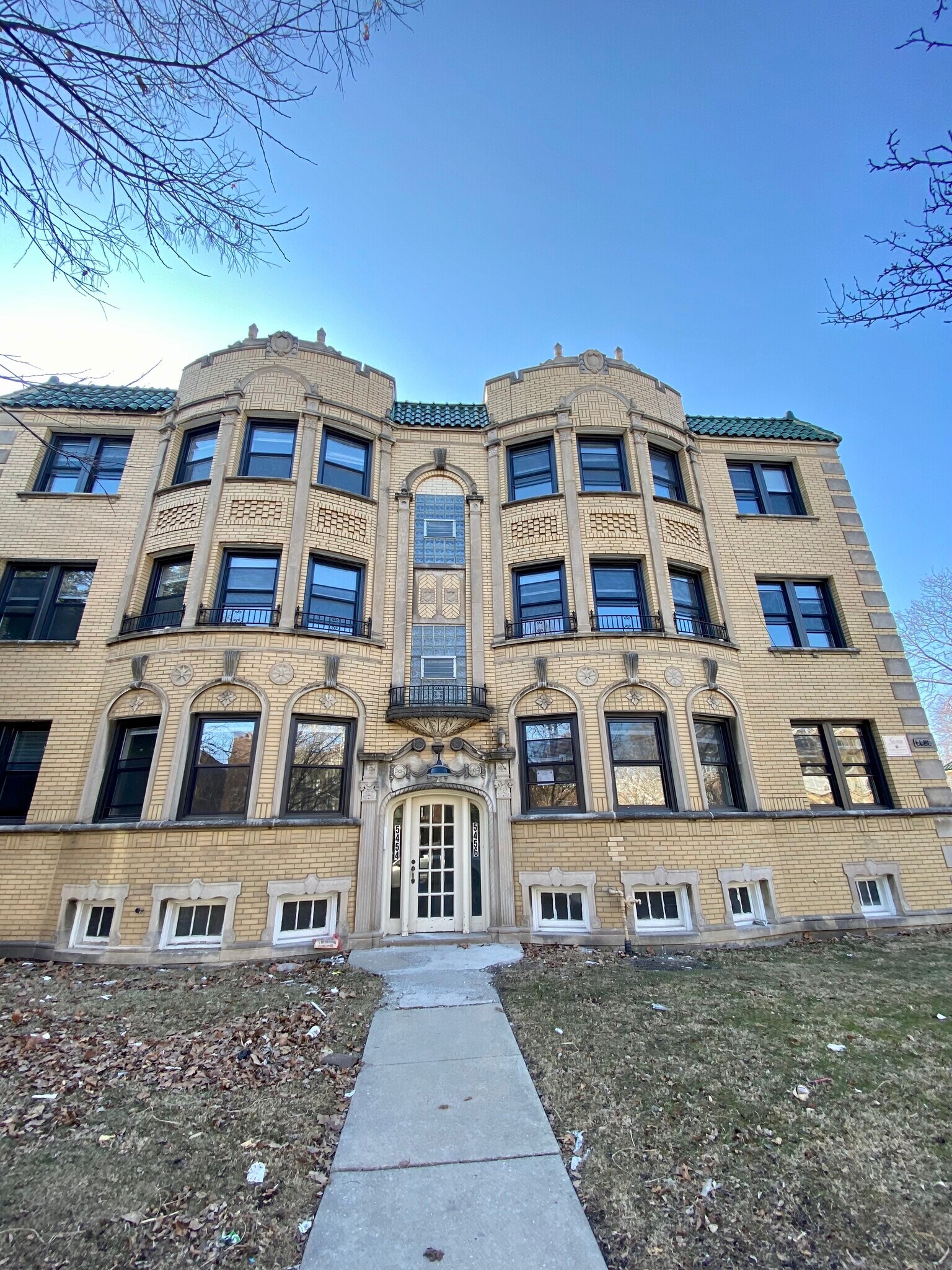 Building Exterior - 3225 W Catalpa Ave