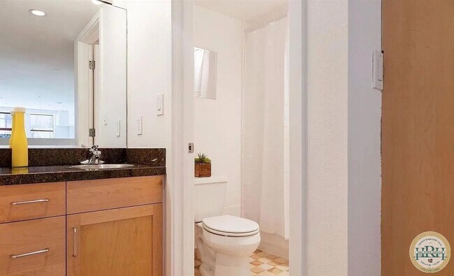 Building Photo - Spacious 1BR|2BA Loft Style Condo in the h...
