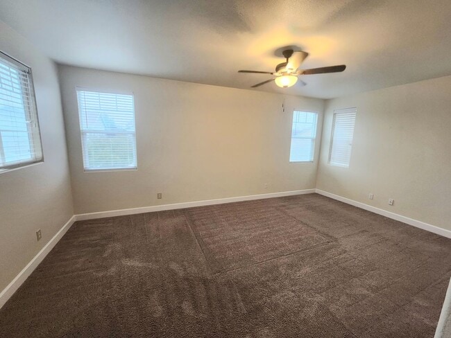 Building Photo - AWESOME 3 BED/2.5 BATH FLOOR PLAN AVAILABL...