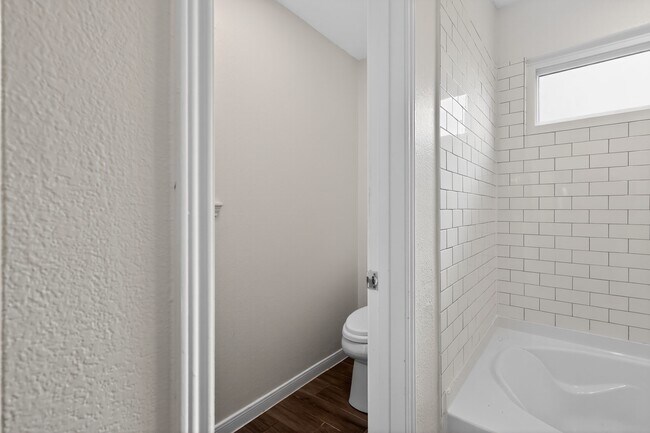 Building Photo - 417 W Hillary Cir