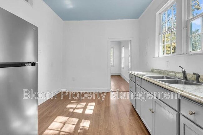 Building Photo - 299 Coming St