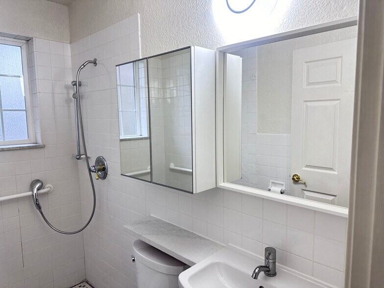 Building Photo - 3100 SE 122nd Ave