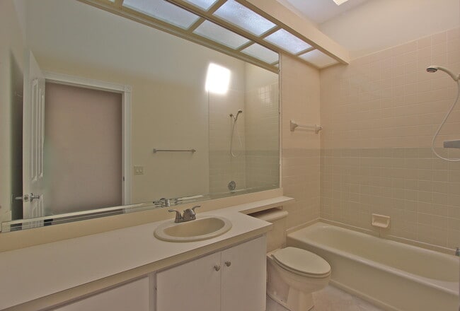 Building Photo - 252 Sussex Cir