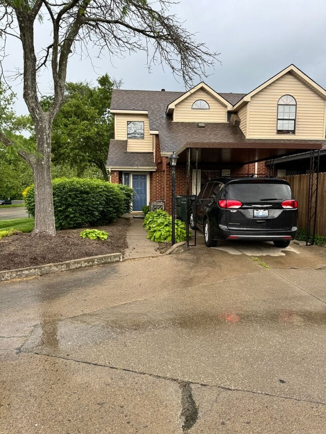 Building Photo - Beautiful Two Bedroom Townhouse!