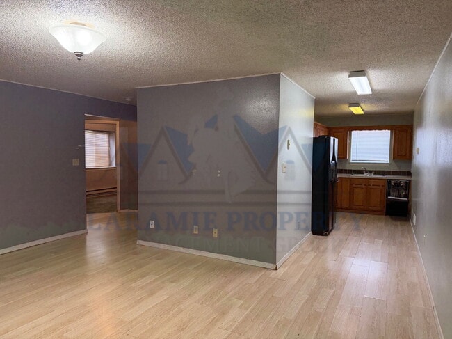 Building Photo - 3 Bedroom 2 Bathroom Apartment