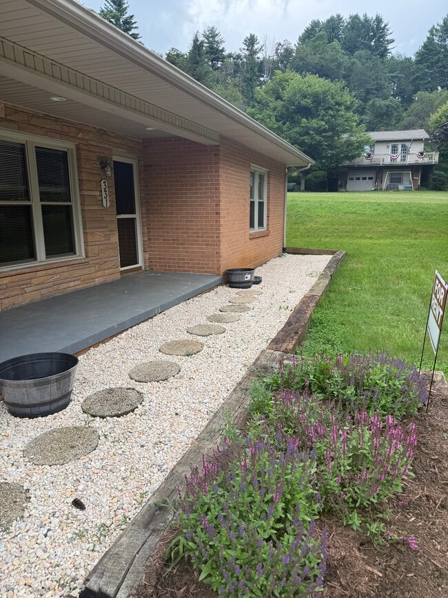 Building Photo - 331 Green Briar Rd