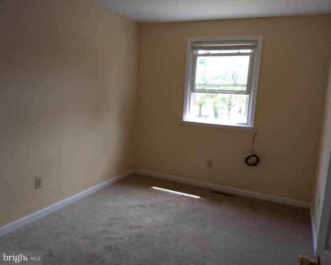 Building Photo - 72 Colonial Dr