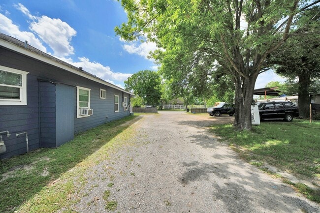 Building Photo - 7919 Brays St