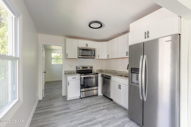 Building Photo - 138 Kingston Ave