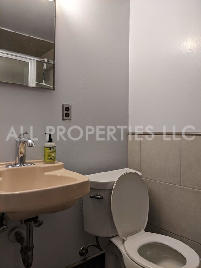 Building Photo - 557 S Race St