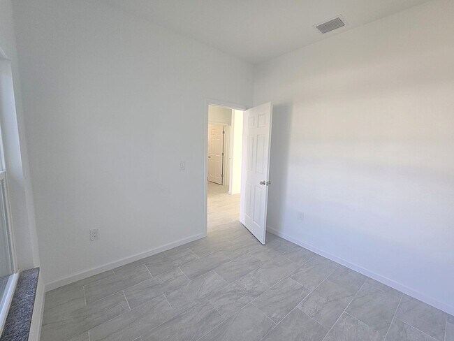 Building Photo - Brand new 4/2/2  House