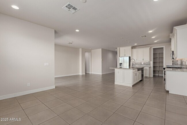 Building Photo - 6918 W Winston Dr