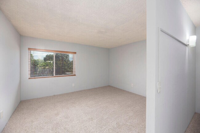 Building Photo - 1212 NE 14th Ct