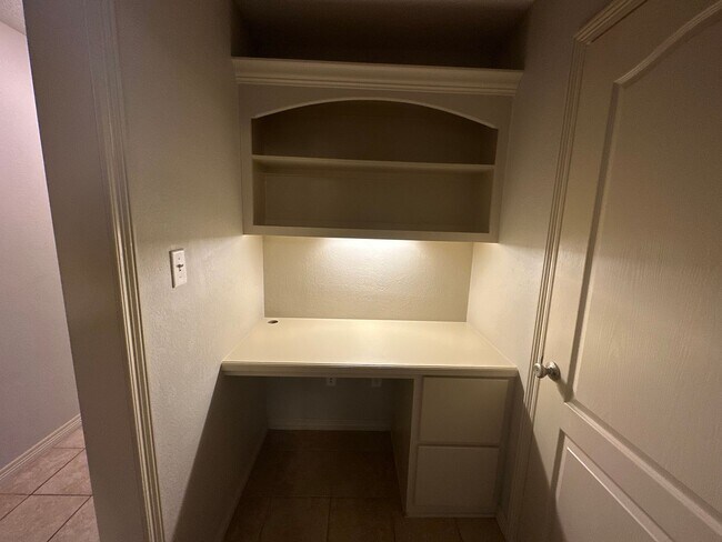 Building Photo - 2 BED 2 BATH TOWNHOME ON SHUTTLE ROUTE NEAR CAMPUS -  WITH POOL!