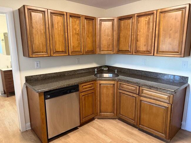 Building Photo - 25 Bleecker Pl