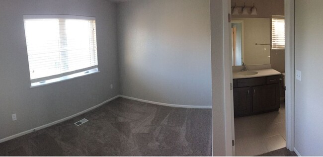 Building Photo - Spacious 3 bedroom, 3.5 bathroom Condo
