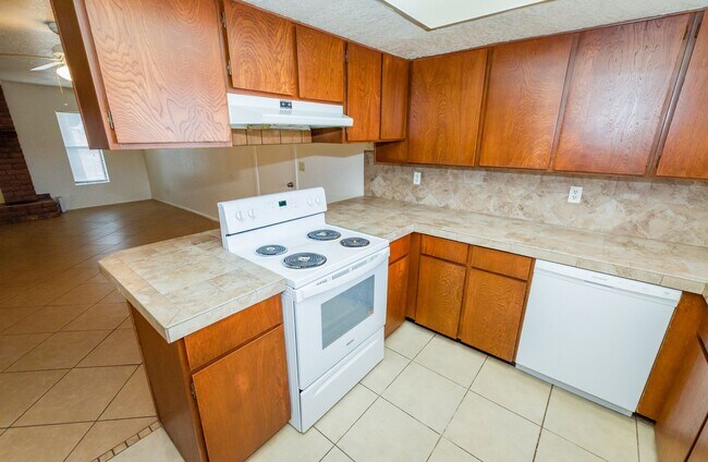 Building Photo - Charming Cul De Sac Home with Fireplace, Central A/C & Garage!