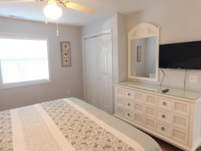 Building Photo - 521 White River Dr