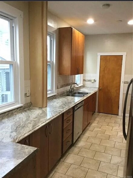 Building Photo - 47 Hillcrest Ave