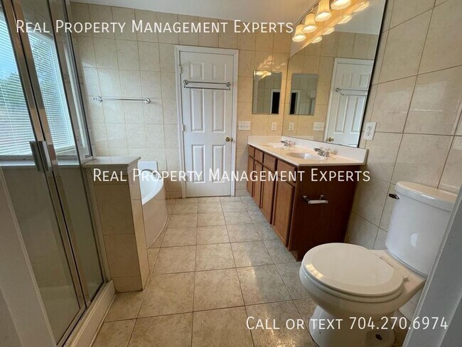 Building Photo - 15750 Normans Landing Dr