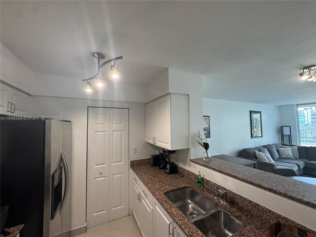 Building Photo - 1155 Brickell Bay Dr