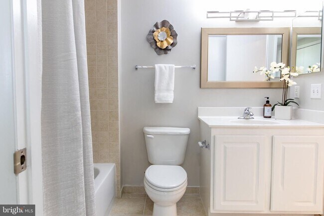 Building Photo - Bright 1BR with Parking Included, Minutes from The Wharf!