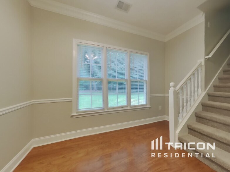 Building Photo - 3080 Kings Dr