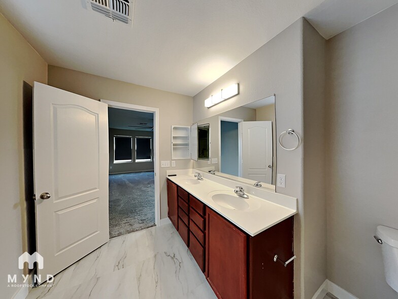 Building Photo - 4643 E Rousay Dr