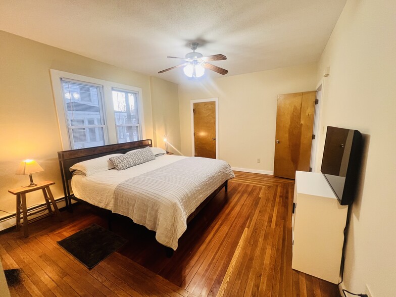 Bedroom2/Living room - 32 Washington St