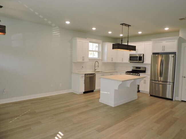 Building Photo - Easy access to interstate, shopping & downtown Pensacola!