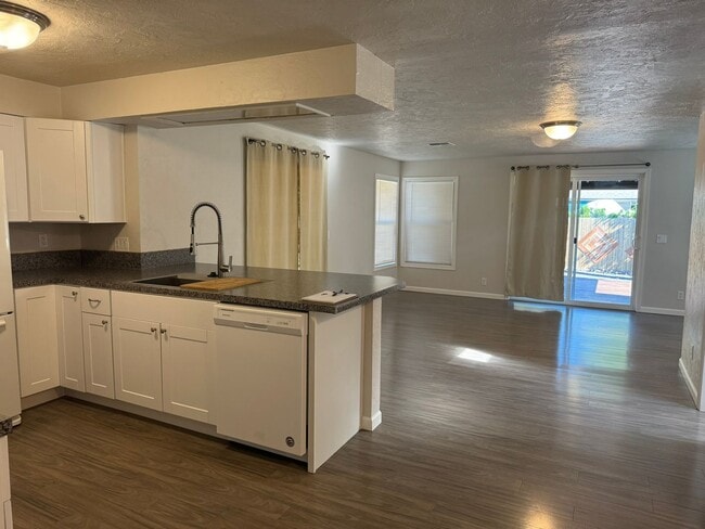 Building Photo - Great 3-Bedroom, 2-Bath Ranch Style Home w...