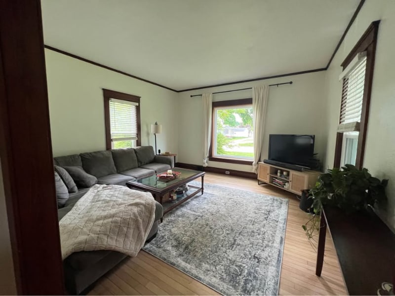 Building Photo - 605 Barrie St