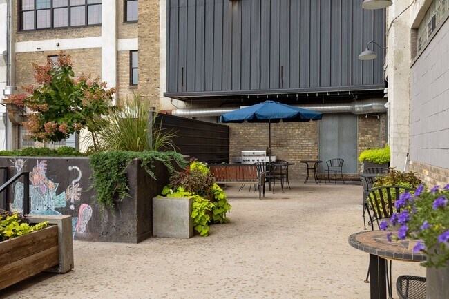 Building Photo - 500 Robert St N