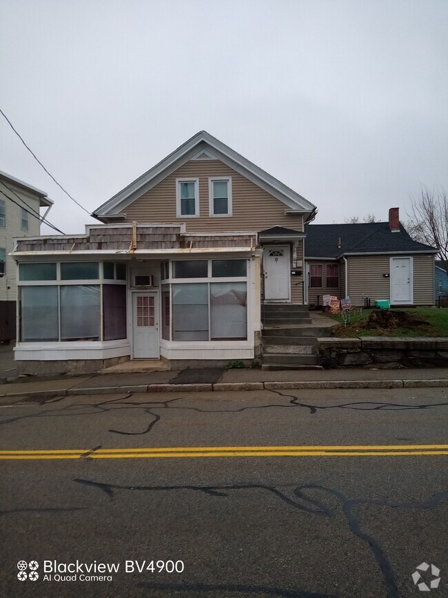 Building Photo - 107 School St